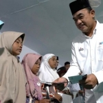GM of CSR SIG, Edy Saraya menyerahkan santunan untuk yatim di Ponpes Minhaju Al-Ihtida, Situbondo, Jawa Timur. FOTO: ist.
