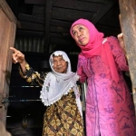 Gubernur Jawa Timur Khofifah Indar Parawansa dikenal sangat peduli terhadap para lansia. Bahkan ketika menjabat menteri sosial RI, Khofifah kerap memperhatikan lansia. foto: ist/vbangsaonline.com