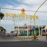 Swalayan Borobudur di Jl Gus Dur Jombang yang melarang karyawannya mengenakan jilbab. foto: RONY S/ BANGSAONLINE