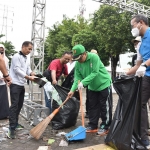 Sejumlah ASN Sidoarjo membersihkan sisa-sisa sampah di area Stadion Gelora Delta, Rabu (8/2/2023). Foto: Ist.