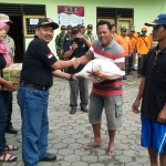 Penyerahan bantuan secara simbolis pada korban tanah longsor di Ponorogo.