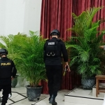 Petugas saat menyisir ruangan Gereja Katholik Puhsarang. foto: MUJI HARJITA/ BANGSAONLINE
