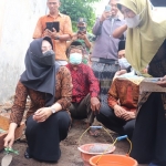 Bupati Mojokerto Ikfina Fahmawati ketika meletakkan batu pertama tanda pembangunan Masjid Sabilul Abid di Dusun Panjer, Desa Tunggalpager, Kecamatan Pungging, Kabupaten Mojokerto, Jumat (27/5) pagi. Foto-foto: NINA PUJI RAHAYU/ BANGSAONLINE.com
