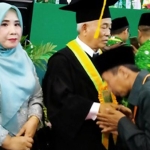 Prof. Dr. KH. Asep Saifuddin Chalim, M.Ag. didampingi istri tercintanya, Nyai Hj. Alif Fadlilah saat menerima ucapan selamat dari para undangan dalam acara pengukuhan sebagai guru besar di Sport Centre UINSA di Jalan A. Yani Surabaya, Sabtu (29/2/2020). foto: M. Mas