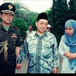 Khofifah Indar Parawansa saat  mendampingi Presiden RI ke-4 KH Abdurrahman Wahid (Gus Dur). Foto: dok.pribadi