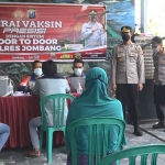 Tim Polres Jombang saat melakukan vaksinasi door to door di Desa Pacarpeluk. (foto: ist)