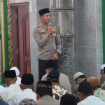 Kapolres Pasuruan, AKBP Bayu Pratama Gubunagi, saat memberi imbauan terkait kamtibmas pada jemaah Sholat Jumat.