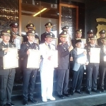 Wakapolda saat memberikan penghargaan pada para penerima.