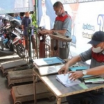 Petugas dari DKUPP Kota Probolinggo saat melakukan tera ulang terhadap alat timbangan milik pedagang.