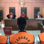 Ketiga pelaku saat menjalani sidang dengan agenda tuntutan.