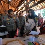 Bupati Mojokerto, Ikfina Fahmawati, saat bersama Wakapolda Jatim, Brigjen Pol Slamet Hadi Supraptoyo, ketika menampung aspirasi warga.