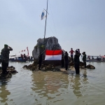 Upacara pengibaran bendera merah putih di Situs Batu Layar Bangkalan untuk memperingati HUT ke-76 Kemerdekaan RI.