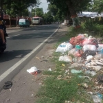 TPS liar di Jalan Raya Ijen, Kelurahan Wates, karena minimnya dump truck sampah. foto: YUDI EP/ BANGSAONLINE