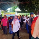 Suasana pasar murah di Balai Penyuluhan Pertanian (BPP) Kecamatan Galis, Kabupaten Pamekasan. 