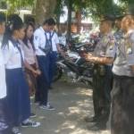 PENGARAHAN - Polisi memberikan pengarahan pada sejumlah pelajar yang terjaring razia karena nongkrong di stadion Anjuk Ladang, Nganjuk. foto: soewandito/BANGSAONLINE