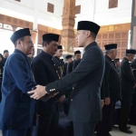 Bupati Tuban saat bersalaman dengan salah satu kepala OPD Pemkab Tuban, Senin (29/5/2023).
