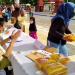 Operasi pasar minyak goreng di halaman parkir timur Alun-Alun Trenggalek.