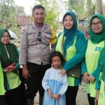 Pengurus Muslimat NU Ngawi bersama Bhabinkamtibmas setempat.