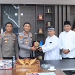Jajaran pengurus DPD LDII Ngawi foto bersama Kapolres AKBP Prayoga Angga Widyatama.
