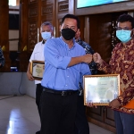 Ketua PWI Jatim menyerahkan penghargaan PWI Award kepada Pertamina EP Asset 4 Sukowati Field. (foto: ist)