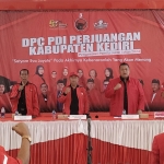 Ketua DPC PDIP Kabupaten Kediri Murdi Hantoro (bertopi) dan jajaran saat konsolidasi internal. Foto: MUJI HARJITA/ BANGSAONLINE