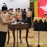 Ketua Kwartir Nasional Gerakan Pramuka Komjen Pol (Purn) Budi Waseso secara resmi melantik Gubernur Jawa Timur Khofifah Indar Parawansa sebagai Ketua Majelis Pembimbing Daerah (Mabida) Gerakan Pramuka Jatim Masa Bakti 2019-2024, di Gedung Negara Grahadi, Surabaya. foto: ist