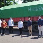 Wali Kota Risma saat menerima sumbangan dari YPHB. foto: ist.