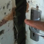 Tampak bagian pengunci pintu yang rusak akibat dicongkel maling