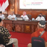 Wali Kota Mojokerto Ika Puspitasari (kerudung pink) saat memberikan arahan dalam audiensi PTSL di Kelurahan Kedundung.