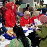 Sejumlah masyarakat di Kota Malang antusias melakukan penukaran uang pecahan di Gedung Kartini, Jalan Tangkuban Perahu, Kota Malang, Kamis (28/3/2024). Foto: Kompas.com.