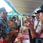 Bupati Pasuruan Irsyad Yusuf saat membuka pasar murah di Desa Jerukpurut, Kec. Gempol.