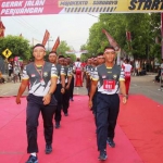 Dengan penuh semangat dan jiwa pantang menyerah, para prajurit (Koarmada) II berjalan seirama dan satu suara menempuh jarak 56 kilometer.