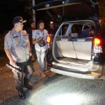 Kapolres Bangkalan AKBP Boby Paludin Tambunan saat memeriksa langsung kendaraan yang melintas di Sendang dan Sukolilo Sabtu Tengah Malam (18/05/2019).