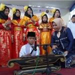 Para santri TPQ Kelurahan Kedundung, Kota Mojokerto bersama Wali Kota Mojokerto, Ika Puspitasari, saat tampil di atas panggung dalam peringatan Maulid Nabi Muhammad dan Hari Santri 2022, di Perumahan The Suam Residence, Senin (31/10/2022).