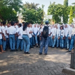 Aksi demo siswa SMKN 1 Trowulan, Kabupaten Mojokerto menuding kasek tak jujur. foto: YUDI EP/ BANGSAONLINE