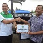 Wali Kota Malang (kiri) menyerahkan bantuan pertanian secara simbolis. foto: iwan irawan/BANGSAONLINE