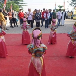 Bupati Mojokerto, Ikfina Fahmawati, saat disambut tari-tarian siswa TK dan SD ketika membuka objek wisata berupa kolam renang di Desa Mojorejo, Kecamatan Pungging.