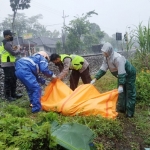 Jenazah korban saat dievakuasi petugas.