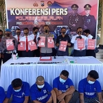 Wakapolres Pasuruan, Kompol Muhammad Harris saat mengelar konferensi pers didampingi Kasubag Humas dan Kasatreskoba, beserta jajaran. (foto: ANDY F/ BANGSAONLINE).