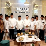 Ketua dan pengurus DPC Partai Gerindra Kabupaten Mojokerto saat mengadakan pertemuan dengan Prof Dr KH Asep Saifuddin Chalim, MA, di Rumah Makan Den Bei, Pungging, Mojosari, Mojokerto, Selasa (9/8/2022) tadi malam. Foto: Rochmat Saiful Aris/bangsaonline.com