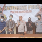 Kapolres Lamongan AKBP Miko Indrayana saat jumpa pers di Mapolsek Babat.