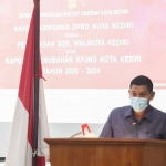 Wali Kota Kediri, Abdullah Abu Bakar, saat memberi penjelasan atas Raperda Perubahan RPJMD Kota Kediri tahun 2020-2024. Foto: Ist