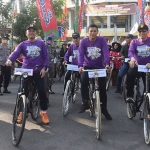 Wali Kota Kediri, Abdullah Abu Bakar, bersama anggota forkopimda setempat saat mengikuti ngonthel bareng. Foto: Ist