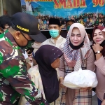 Suasana pembagian sembako kepada seorang nenek oleh Ketua Panitia Baksos Alumni Smada Pamekasan Angkatan 90.