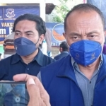 Ketua DPD NasDem Kabupaten Kediri, Lutfi Mahmudiono (kanan), saat memberi keterangan kepada awak media. Foto: Ist