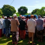 Warga menyalati almarhum H. Ali Mukhtar sebelum prosesi pemakaman dengan standar Covid-19. foto: ist.