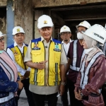 Ketua DPRD Kota Kediri Firdaus (kiri) dan Wali Kota Kediri Vinanda Prameswati saat berbincang dengan Menteri Pekerjaan Umum (PU) Dody Hanggodo. (Ist). 