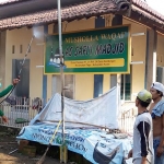 Warga RT 01/RW 04 Dusun Ngatup, Desa Kambingan, Kecamatan Pagu, Kabupaten Kediri, ketika melakukan penyemprotan disinfektan.