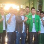 M Syahrul Munir (empat dari kiri) salam komando dengan Ketua PPP Gresik, Khoirul Huda usai mendaftar bacabup. Foto: SYUHUD/ BANGSAONLINE