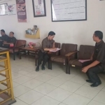 Para pegawai KPU Lamongan yang hendak diperiksa sebagai saksi saat tiba di kantor Kejari.
